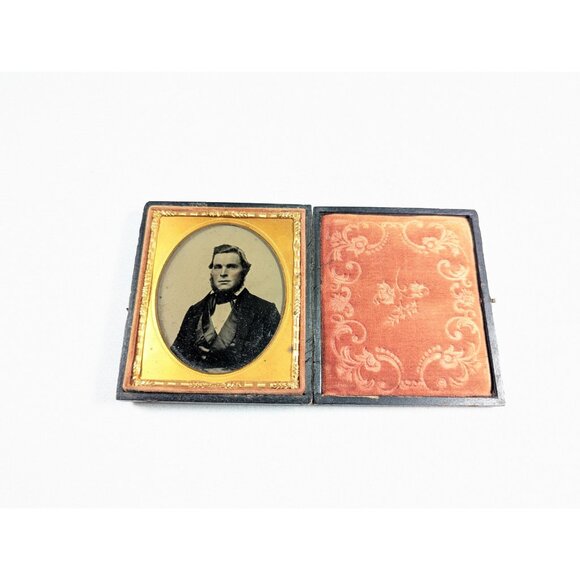 1850s Early Portrait Ambrotype of a man, 6th plate Victorian collodion positive - Picture 5 of 10